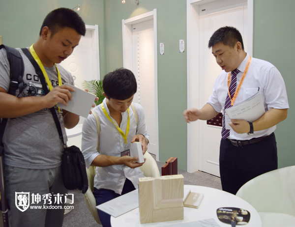重庆坤秀木门设备精良、机械化程度高；理念先进、精益化管理；