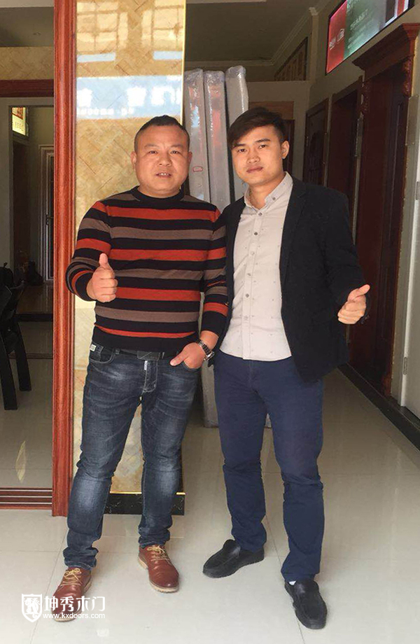 重庆坤秀木门：经销商赵总和销售经理合影