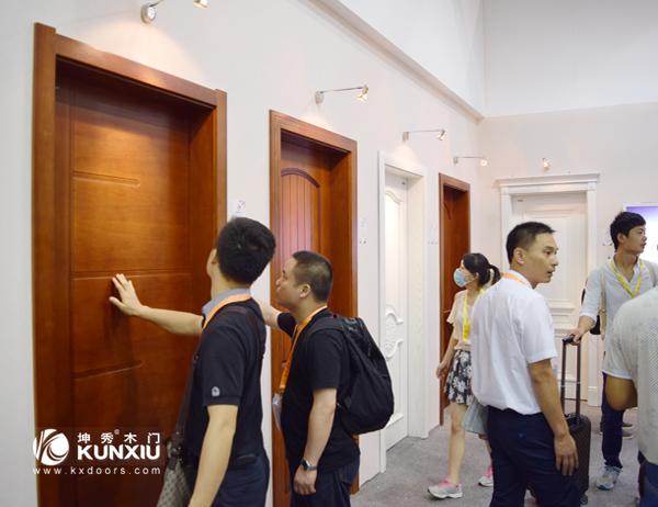 2015广州建博会重庆坤秀木门参观者人流拥护