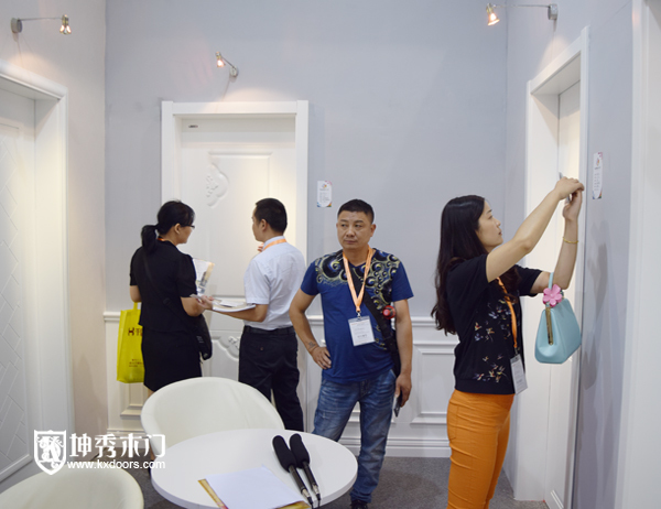 坤秀木门产品展示区热闹非凡