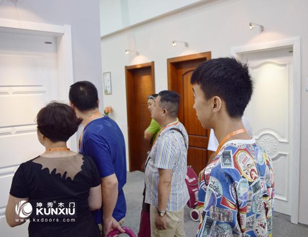 2015广州建博会重庆坤秀木门参观者人流拥护