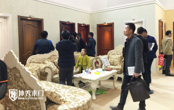 重庆坤秀木门2017北京木门展:热情服务