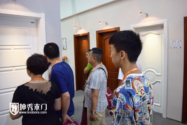 重庆坤秀木门卖场深受欢迎