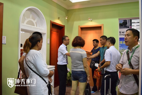坤秀木门员工与顾客交流
