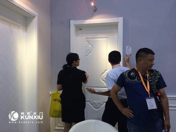 参观人员正在重庆坤秀木门工作人员的讲解下了解坤秀木门