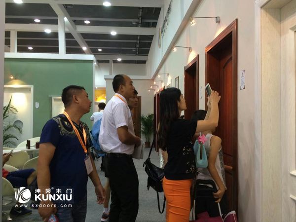 重庆坤秀木门广州建博会上  参观人员正在用手机拍摄产品